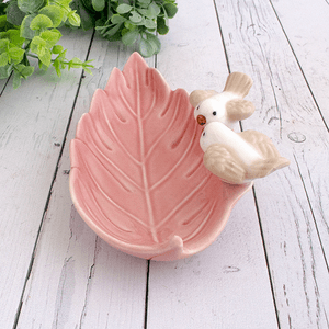 Тарелка декоративная Листик сирени Две птички 17х5 см розовая керамика
