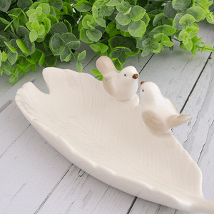Тарелка декоративная Перо павлина Две птички 21х5 см белая керамика