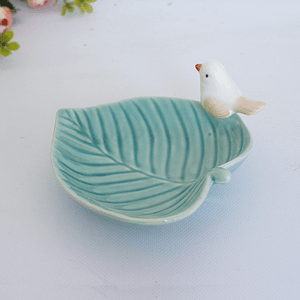 Тарелка декоративная Листок липы Птичка 15х7 см голубая керамика