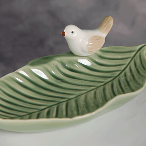 Тарелка декоративная Лист Птичка 19х6 см фисташковая керамика