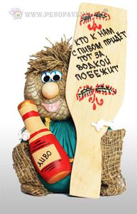 Домовенок "Кто к нам с пивом"10*18,5*9см дер+ткан