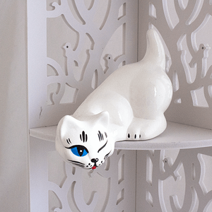 Кот на полку Шалун 20 см белый глянцевый