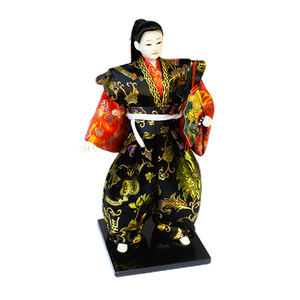 Самурай 30 см с веером чёрно-красное кимоно