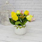 Букет декоративный Розы 20 см цветы в желтых тонах белое кашпо