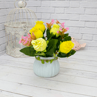 Букет декоративный Розы 20 см цветы в желтых тонах голубое кашпо