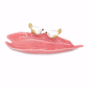 Тарелка декоративная Перо павлина Две птички 21х5 см розовая керамика