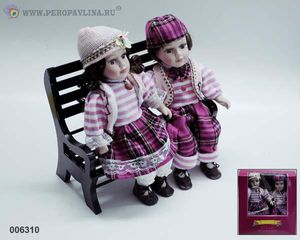 Куклы на скамейке 31*30*21 Роз.клетка фарф+текст/8