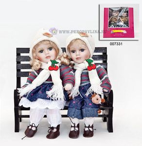Куклы на скамейке 31*30*21см Цв полос шарф фар+тек
